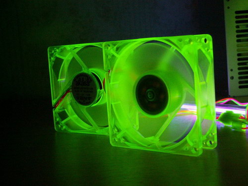 Вентиляторы Akasa UV-Reactive Green Fan под ультрафиолетовой лампой