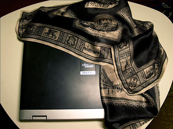 Выбранный платок на фоне ноутбука