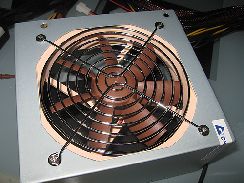 Вентилятор Noctua NF-S12-800 установлен в крышку БП