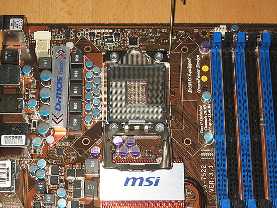 Процессорный разъем материнской платы MSI X58 Pro содержит достаточно места вокруг себя для установки крупного процессорного кулера