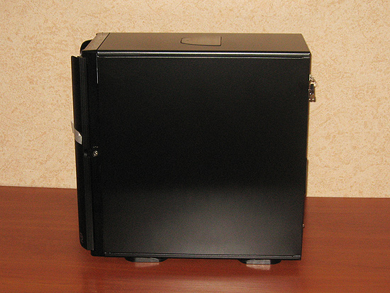 Вид слева на корпус Thermaltake Armor Jr