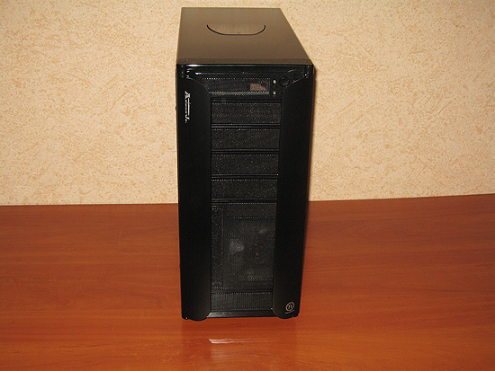 Вид спереди на корпус Thermaltake Armor Jr