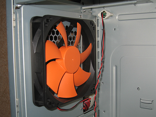 Вентилятор Thermaltake, закрепленный за задней панели