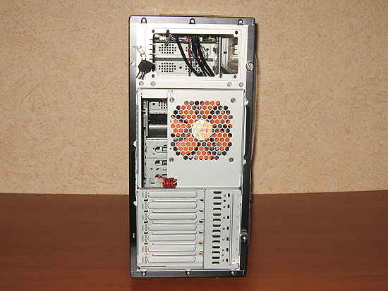 Вид сзади на корпус Thermaltake Armor Jr