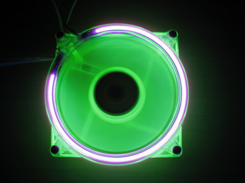 Вид спереди на включенный вентилятор Revoltec Cold Cathode Fan