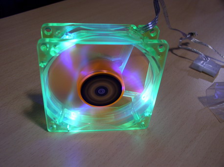 Revoltec UV LED Fan с подсветкой при свете дня