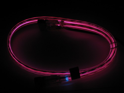 Красный кабель со включенной подсветкой в темноте