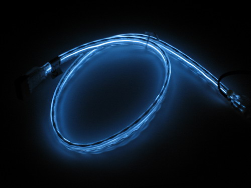 Белый кабель со включенной подсветкой в темноте