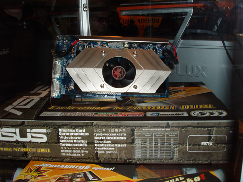 Более общий вид видеокарты ASUS Extreme N7800GT Dual