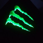 Подсвеченный логотип Monster Energy Drink