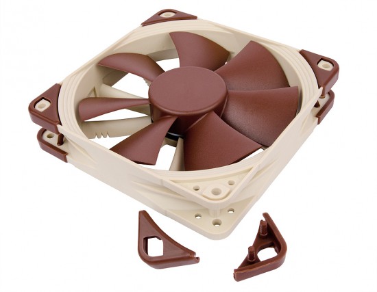 Вид на вентилятор Noctua NF-F12 в три четверти