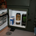 Встроенная аптечка и холодильник с напитками