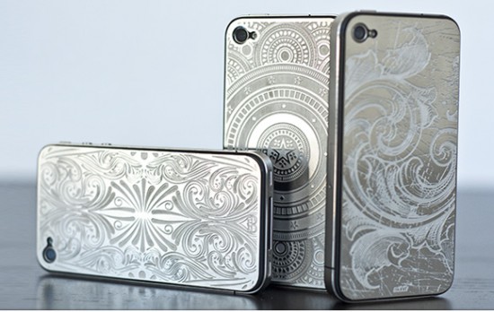 Смартфоны iPhone с установленными Skinit Etched Metal Plates