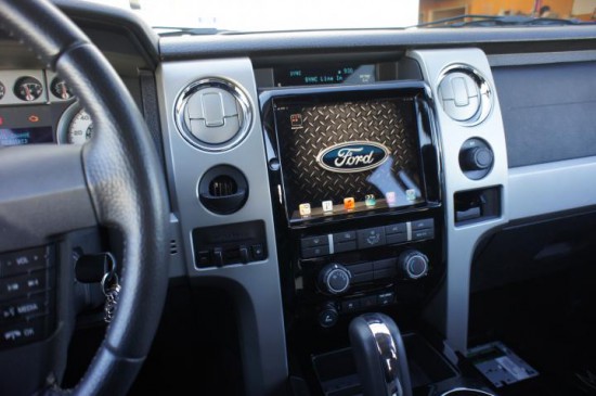 Консоль Ford F150 с установленным планшетом iPad