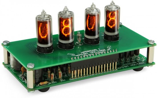 Вид собранного набора DIY Nixie Tube Desk Clock в три четверти