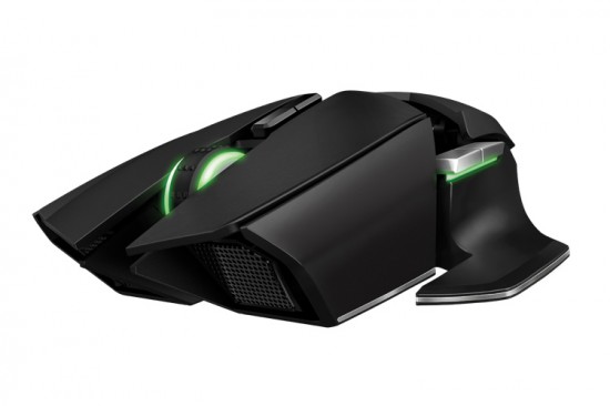 Вид сбоку на мышь Razer Ouroboros с установленными боковыми панелями