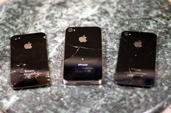 Разбитые задние стеклянные панели от Apple iPhone 4S