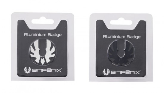 Серебриста и черная версии алюминиевых беджов BitFenix
