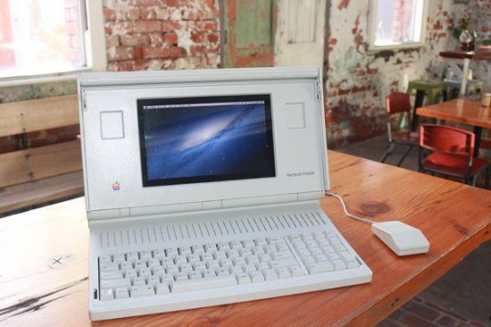 Переделанный Apple Macintosh Portable на столике в хипстерском кафе, не хватает только банки Pabst Blue Ribbon ;)
