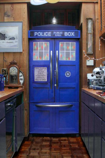 Холодильник, переделанный в TARDIS художницей Джой Алисса Дэй