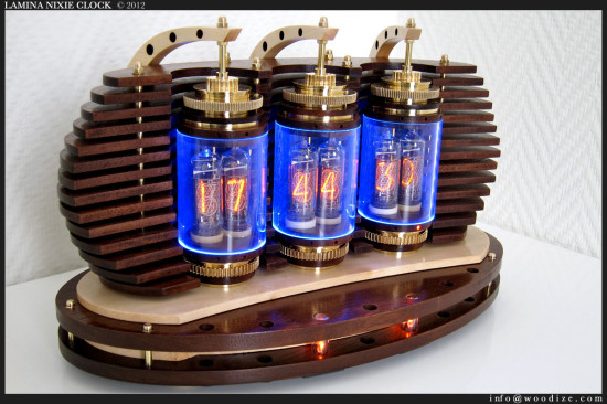 Общий вид часов Lamina Nixie Clock в работе