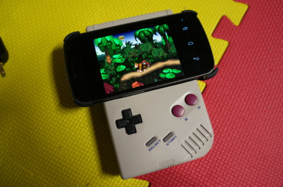Общий вид консоли Game Boy, переделанной в геймпад для смартфона
