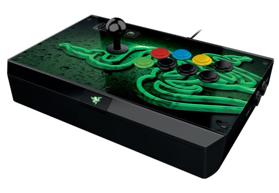 Общий вид игрового контроллера Razer Atrox Arcade Stick в три четверти