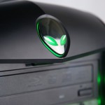 Вид вблизи на логотип Alienware