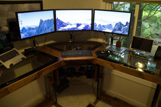 Общий вид стола-компьютера The Computer Desk в три четверти