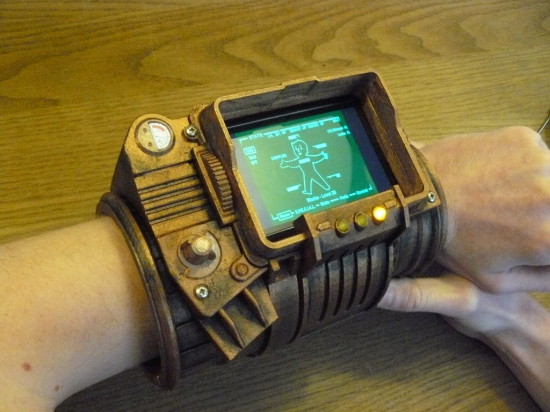 Общий вид компьютера Pip-Boy 3000, одетого на руку