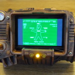 Вид спереди на рабочий Pip-Boy 3000