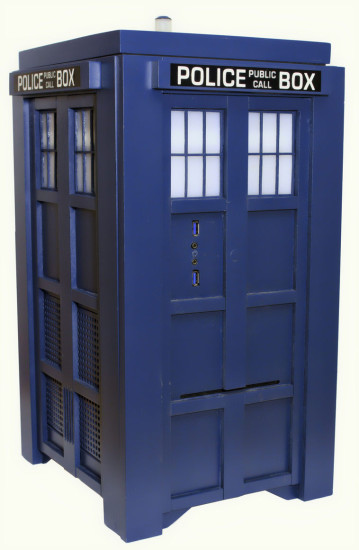 Общий вид на законченный моддинг проект TARDIS Gaming Computer