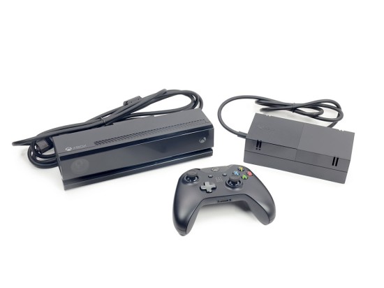 Фотография модуля Kinect 2, геймпада от Xbox One и его внешний блок питания