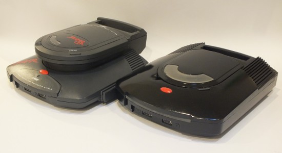 Модифицированная консоль Atari Jaguar справа от обычного варианта с приводом Jaguar CD