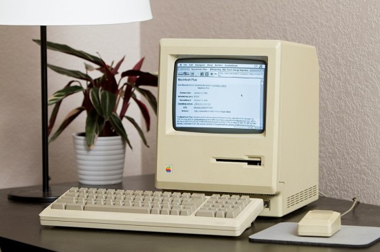 Компьютер Macintosh Plus браузит Википедию