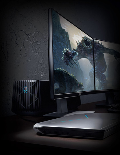 Alienware Graphics Amplifier рядом с ноутбуком и мониторами